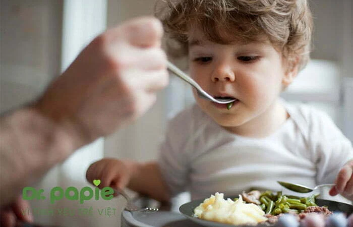 Sốt phát ban ở trẻ: Nguyên nhân, triệu chứng và cách điều trị Cho trẻ ăn