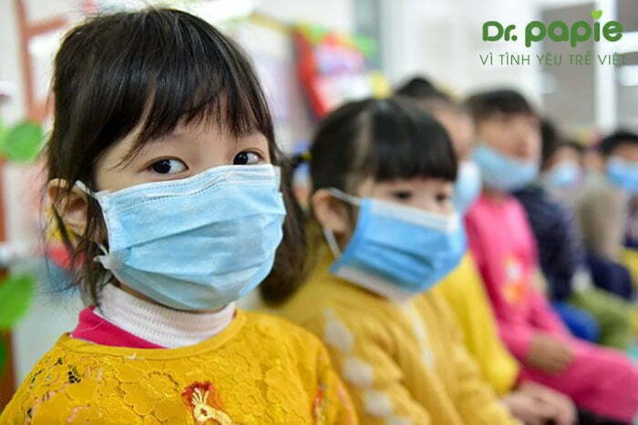 Sốt siêu vi ở trẻ em có lây không, lây qua đường nào? Và cách phòng ngừa đeo khẩu trang để đề phòng lây nhiễm sốt siêu vi