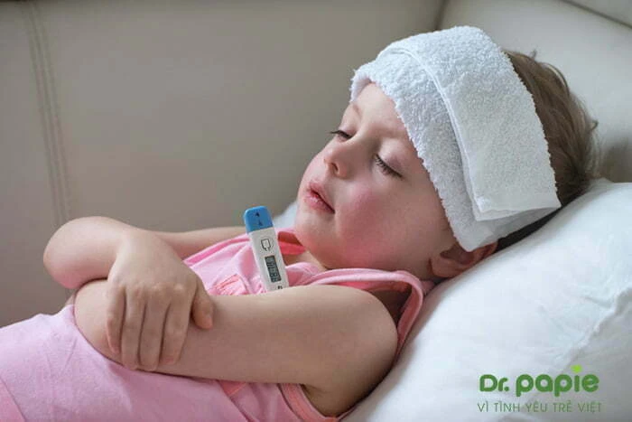Sốt siêu vi ở trẻ em có nguy hiểm không và cần làm gì để phòng ngừa biến chứng Cần đo nhiệt độ cho trẻ bị sốt siêu vi thường xuyên