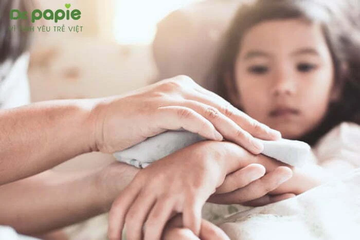 Sốt siêu vi ở trẻ em có nguy hiểm không và cần làm gì để phòng ngừa biến chứng chườm hạ sốt cho bé
