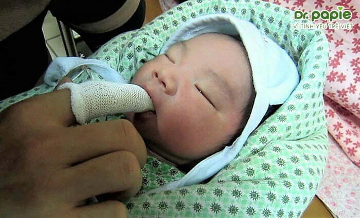 Mẹ thao tác nhẹ nhàng, tránh chà xát mạnh sẽ gây tổn thương niêm mạc miệng của bé Mẹ thao tác nhẹ nhàng, tránh chà xát mạnh sẽ gây tổn thương niêm mạc miệng của bé