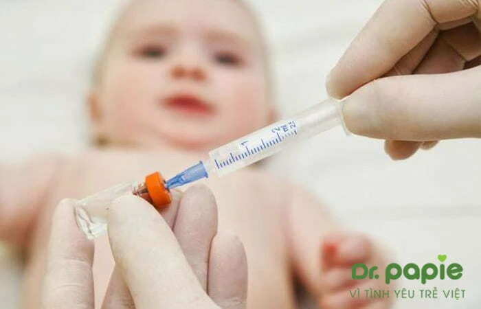 Tiêm sởi có sốt không? Sốt trong bao lâu? 8 lưu ý trước và sau khi tiêm phòng Trẻ tiêm phòng sởi