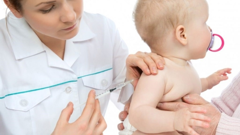 Tiêm vacxin 6 trong 1 có bị sốt không, những thông tin mẹ cần biết Những điều mẹ cần biết khi cho trẻ tiêm vacxin 6 trong 1
