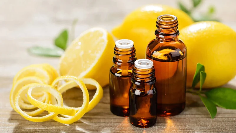 Lau người hạ sốt cho trẻ bằng tinh dầu chanh Lau người hạ sốt cho trẻ bằng tinh dầu chanh