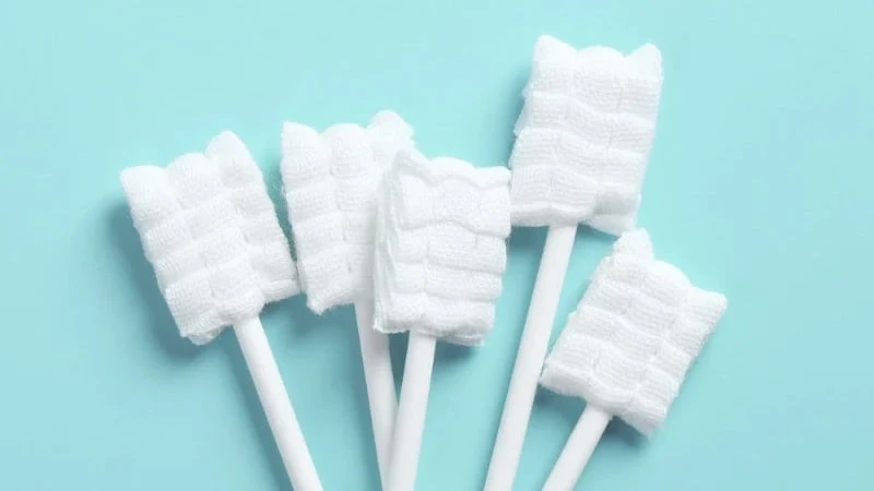 Gạc rơ lưỡi dạng que cũng là loại gạc tốt dễ sử dụng cho trẻ sơ sinh Gạc rơ lưỡi dạng que cũng là loại gạc tốt dễ sử dụng cho trẻ sơ sinh