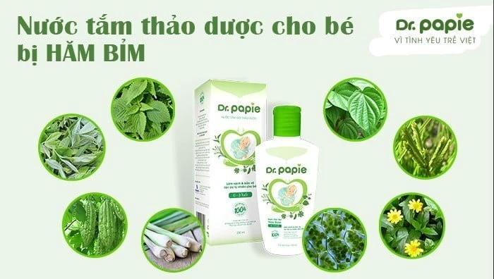 Trẻ bị hăm bỉm - Những điều quan trọng mẹ cần biết  Tắm trị hăm bỉm bằng nước tắm Dr. Papie