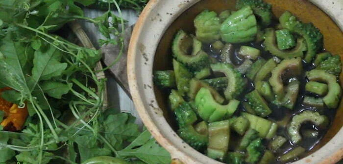 Đun nước khổ qua để điều trị cho trẻ bị hăm tã mùa hè