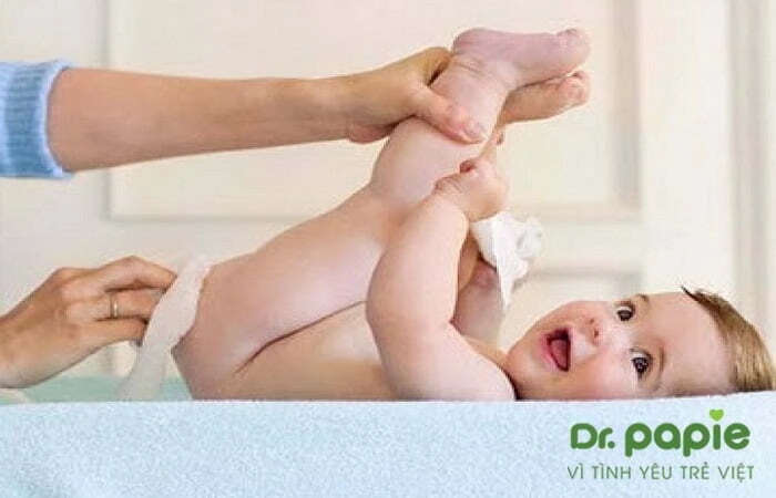 Trẻ bị sốt phát ban đi ngoài: Nguyên nhân và cách điều trị dứt điểm Thay tã cho trẻ bị tiêu chảy do sốt phát ban