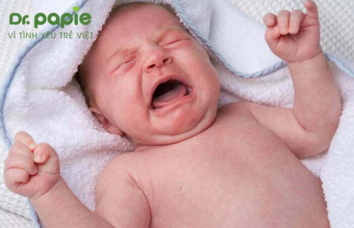 Trẻ bị sốt phát ban đi ngoài: Nguyên nhân và cách điều trị dứt điểm Trẻ quấy khóc do đau bụng