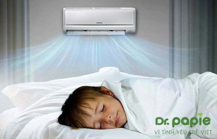 Trẻ bị sốt siêu vi có nên nằm máy lạnh không và cần lưu ý những gì? Không để gió lùa vào mặt trẻ khi cho trẻ sót siêu vi nằm máy lạnh