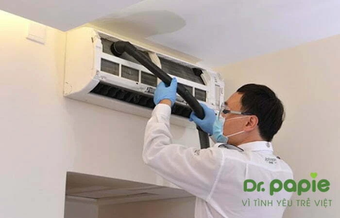 Trẻ bị sốt siêu vi có nên nằm máy lạnh không và cần lưu ý những gì? Kiểm tra thật kỹ máy lạnh trước khi cho trẻ sốt siêu vi nằm máy lạnh