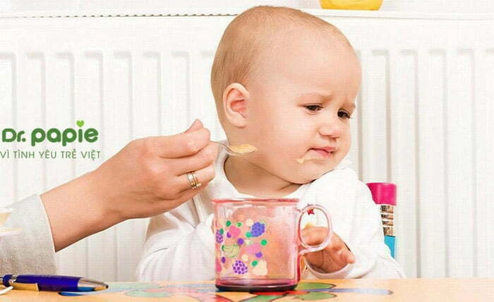 Trẻ bị sốt siêu vi không nên ăn gì? 7 loại thực phẩm cần tránh Không nên ép trẻ bị sốt siêu vi ăn