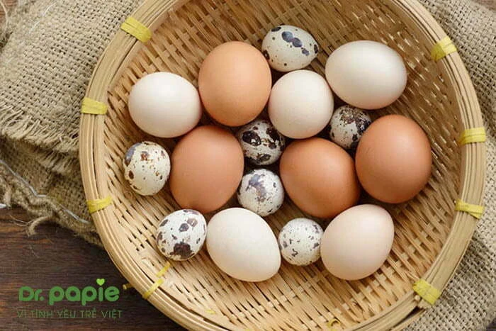 Trẻ bị sốt siêu vi không nên ăn gì? 7 loại thực phẩm cần tránh Trẻ bị sốt siêu vi không nên ăn trứng