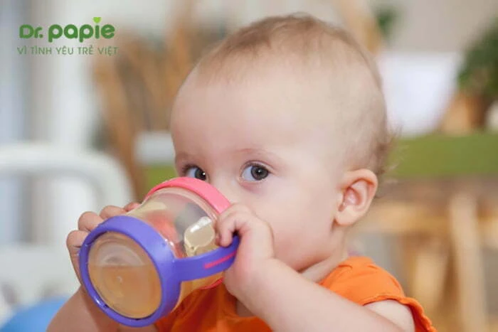 Trẻ bị sốt và tiêu chảy khi mọc răng: Nguyên nhân và cách chăm sóc tại nhà Bù nước cho trẻ sốt mọc răng đi ngoài bằng oresol