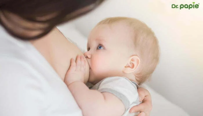 Trẻ bị sốt virus nên ăn gì và không nên ăn gì để nhanh khỏi? Cho trẻ bú nhiều khi sốt virus
