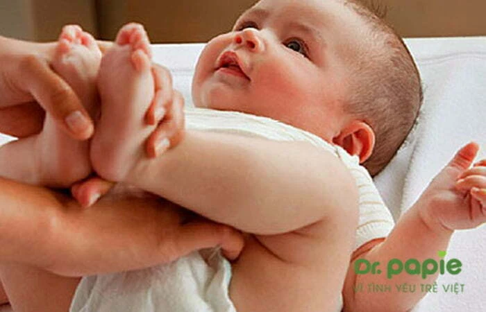 Trẻ hăm tã nặng: Nguyên nhân và cách điều trị an toàn, hiệu quả Trẻ mặc tã