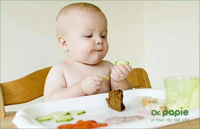 Trẻ nổi rôm sảy trên mặt: 5 nguyên nhân & 4 cách trị không để lại sẹo Trẻ đang ăn