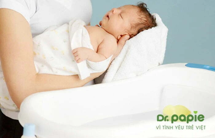 Tắm cho trẻ phát ban sau sốt 
