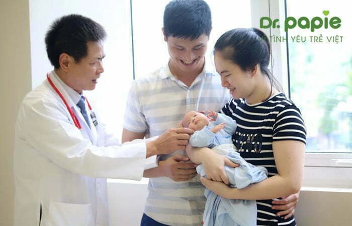 Trẻ phát ban sau sốt: nguyên nhân và chăm sóc giúp trẻ nhanh khỏi Trẻ phát ban sau sốt khám bác sĩ