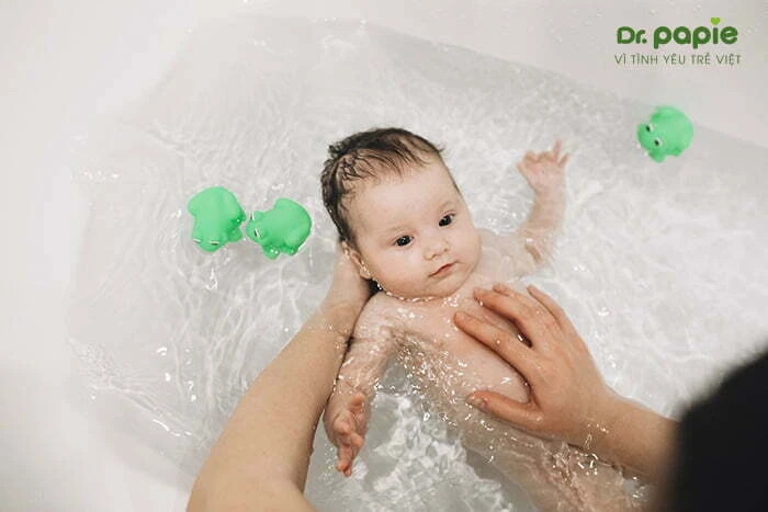 Trẻ sơ sinh bị hăm mông | Nguyên nhân và cách xử lý hiệu quả, an toàn Tắm bé bằng nước Thảo Dược