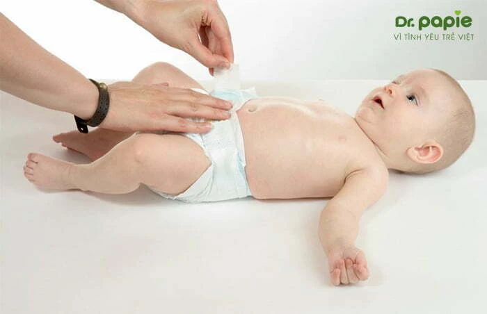 Trẻ sơ sinh bị hăm mông | Nguyên nhân và cách xử lý hiệu quả, an toàn Đóng tã bỉm đúng cách