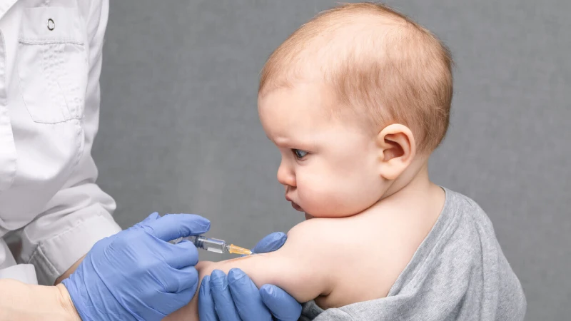 Sốt sau tiêm chủng là vấn đề thường gặp ở trẻ sơ sinh