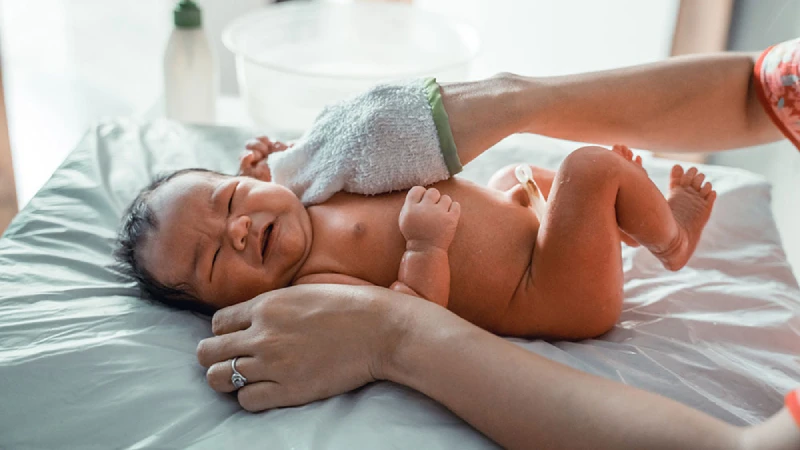 Lau khăn với nước ấm giúp hạ thân nhiệt cho trẻ sơ sinh