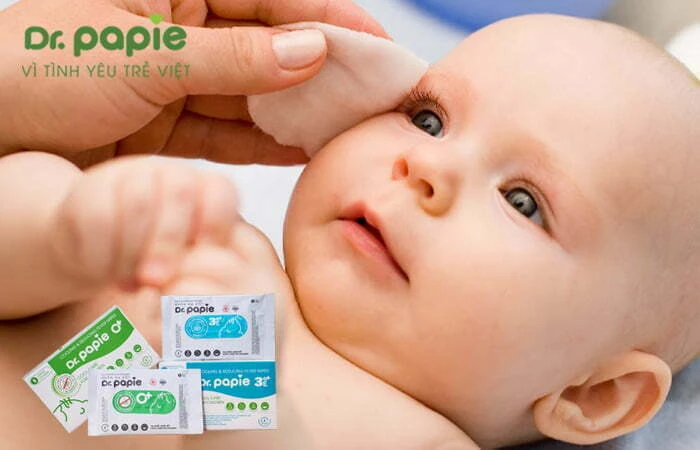 Hạ sốt cho trẻ bằng khăn hạ sốt