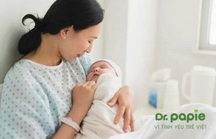 Trẻ sốt mọc răng chân tay lạnh có nguy hiểm không? 2 nguyên nhân và 3 cách trị an toàn chăm sóc trẻ sốt mọc răng chân tay lạnh