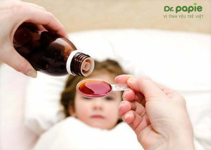 Trẻ sốt mọc răng có nên uống thuốc? Uống thuốc gì & lưu ý khi uống Thuốc hạ sốt dạng siro cho trẻ sốt mọc răng