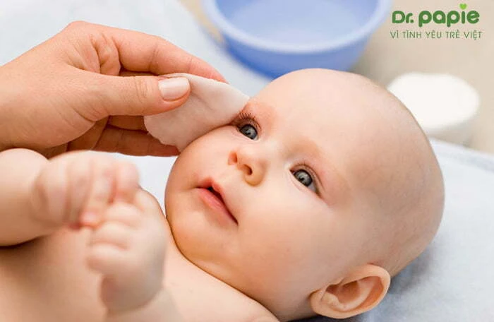 Trẻ sốt mọc răng nanh: Dấu hiệu và cách chăm sóc tại nhà Lau chườm cho trẻ sốt mọc răng nanh