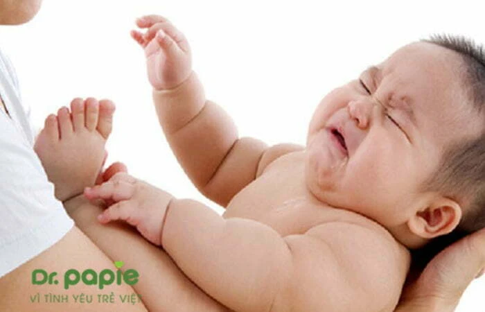 Bé sốt mọc răng quấy khóc ban đêm