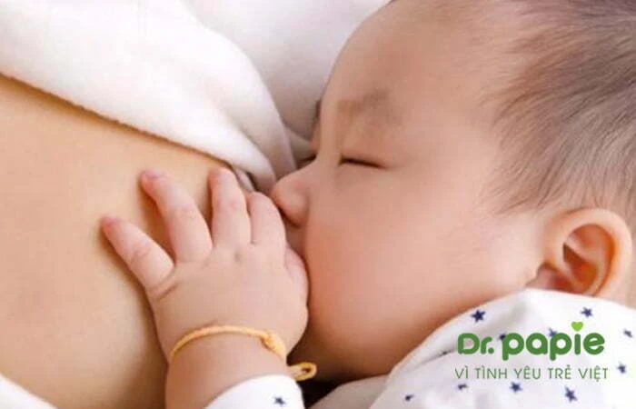 Trẻ tiêm phế cầu có bị sốt không? 6 lưu ý mẹ cần biết trước và sau khi tiêm phòng cho con Trẻ bú sữa mẹ