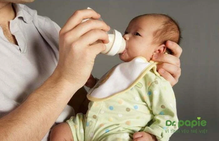 Bé bị chàm sữa ở cổ: Nguyên nhân, triệu chứng và cách điều trị Quấn 1 chiếc khăn mỏng khi cho bé ăn