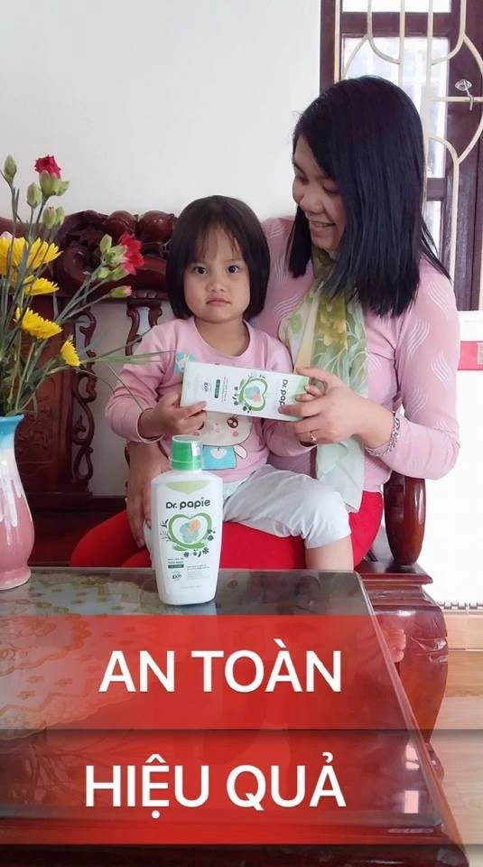 Viêm da dị ứng không còn lo ngại khi đã có Dr.Papie 2 mẹ con khi nhận được quà từ nước tắm thảo dược Dr.Papie