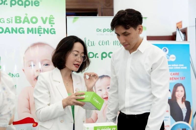 Gạc Dr.Papie nhận giải “Top 10 Sản phẩm – Dịch vụ tốt nhất vì Người tiêu dùng 2024” Bà Trần Hằng – Giám đốc Marketing Tập đoàn Dược phẩm Starmed chia sẻ về sản phẩm Dr.Papie