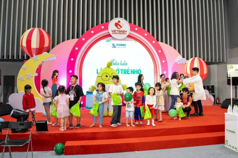 Starmed Group – Thương hiệu Việt nổi bật giữa lòng triển lãm quốc tế Vietbaby Fair 2024 Những phần quà được trao tặng cho mẹ và bé