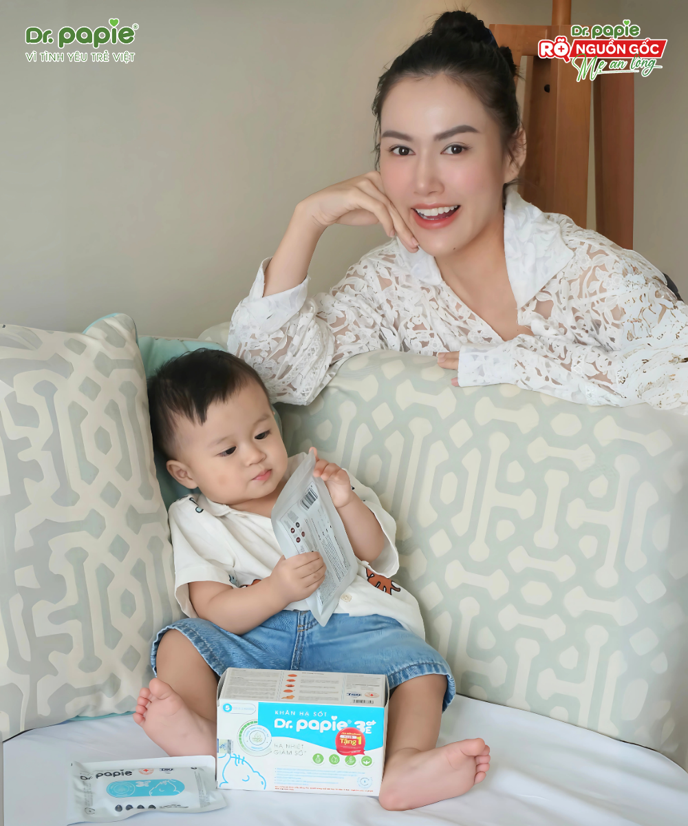 85% phụ huynh công nhận: Lau chườm kiểu mới giúp trẻ hạ sốt hiệu quả Lau chuom ha sot cho tre kieu moi 2