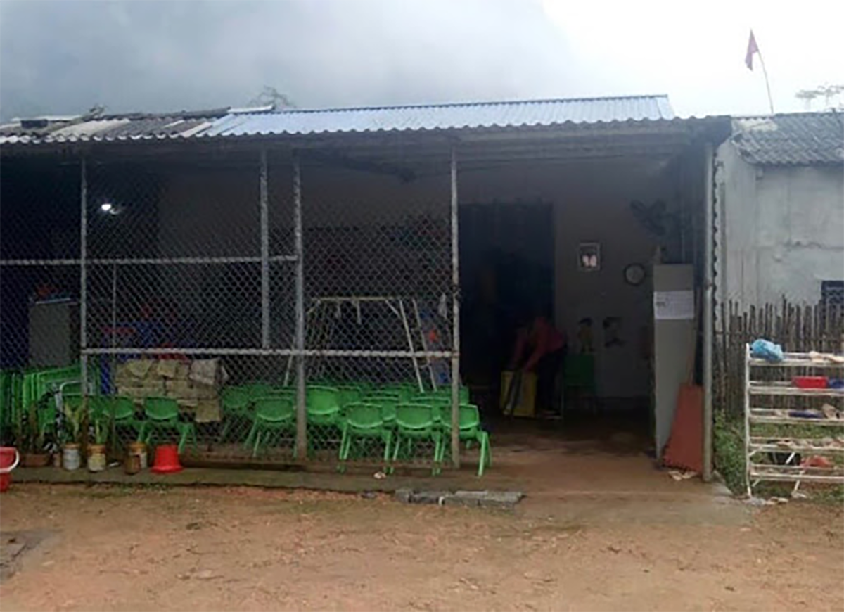 STARMED xây trường, dẫn nước sạch cho bản làng vùng cao Bắc Sơn, Lạng Sơn Điểm trường mẫu giáo tại thôn Nà Niệc hiện có 30 em nhỏ đang theo học, xuống cấp trầm trọng, tường nứt, bong tróc và mái được chắp và từ nhiều nguyên liệu khác nhau