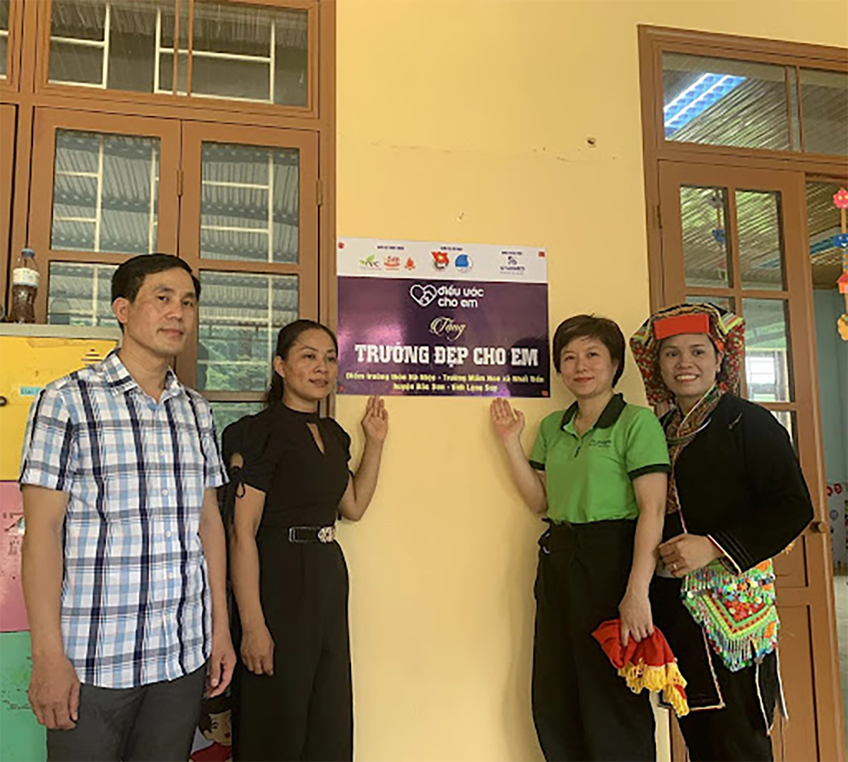 Ngôi trường mới với hai phòng học kiên cố, 1 phòng công vụ, sân chơi được làm lại để sạch sẽ và an toàn hơn