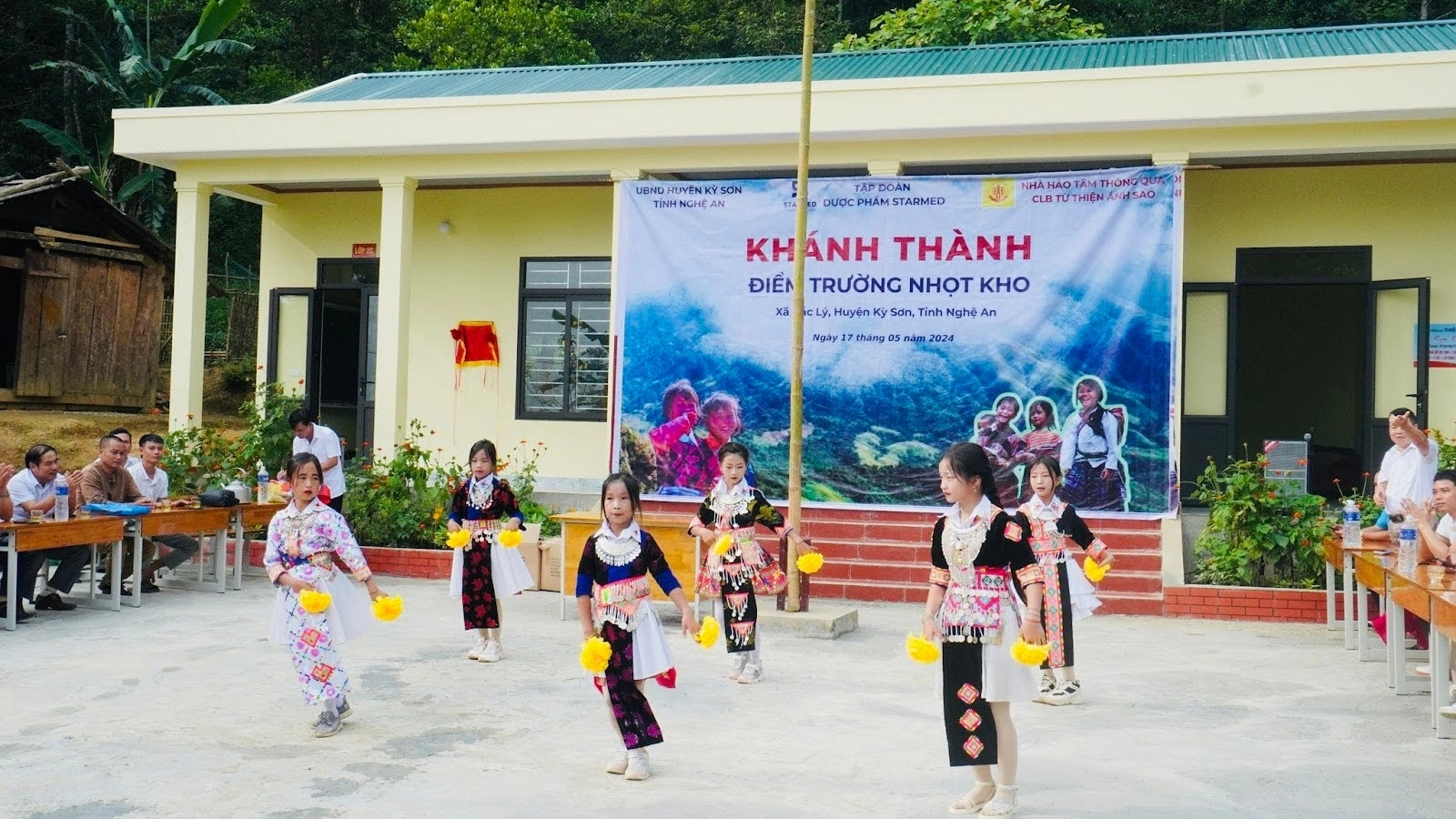 STARMED và hành trình xây trường: Những em bé "cõng chữ" lên núi và giấc mơ về một ngôi trường mới Ngôi trường mới với hai phòng học kiên cố, sân chơi được lát nền mới cho các em học sinh