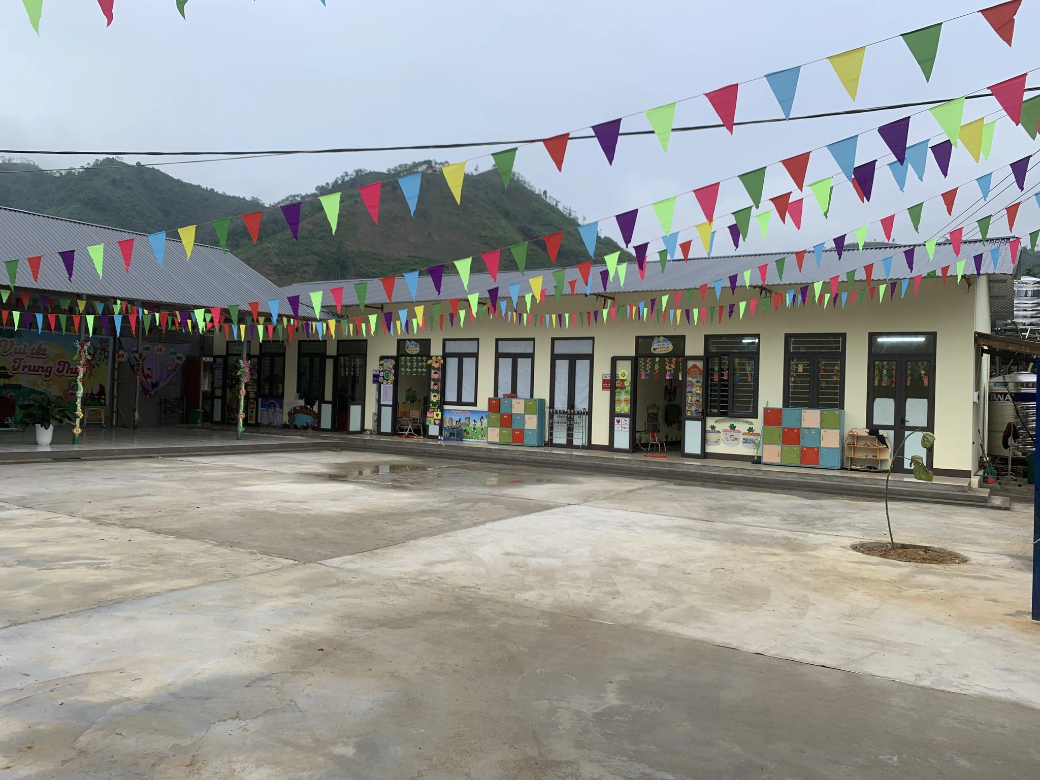 STARMED và hành trình xây trường – Những nụ cười ấm áp tại Làng Hua, Yên Bái Ngôi trường nhỏ được “khoác áo mới” rực rỡ sắc màu với những ô cửa sổ kính đón nắng